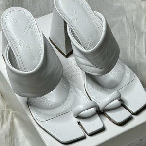 Authentic Maison Margiela TABI White Squared Heel Leather Sandals worn once.